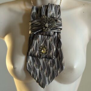 Vintage-Inspired Gray Geometric Pendant Necklace with Leopard Accent